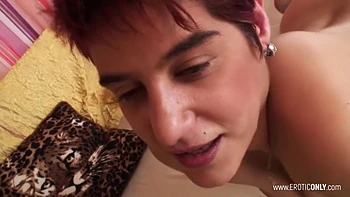 Уродливая мамка лижет и трахается пальцами