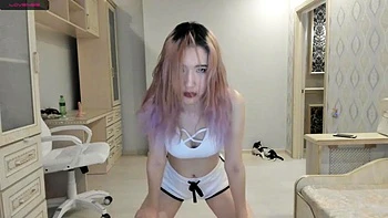 Belle asiatique sexy danse en tenue de gym