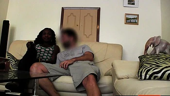 Negra com bunda estourada faz boquete molhado POV