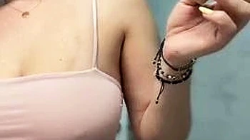 Rubia amateur con tetas grandes masturbándose sola