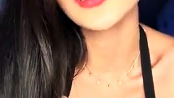 Schöne Brünette fummelt sich solo an Arsch und Muschi