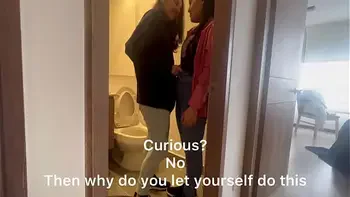 Mi amigo me deja sola en la casa de la tía caliente y Follamos en el Baño