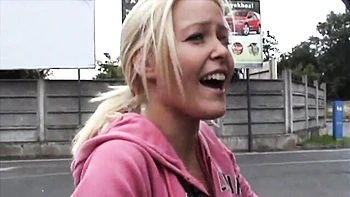 Sophie Moone, blonde, nue et sexy en train de laver sa voiture