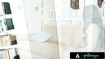 Hija postiza asiática follada en la cara y con dedos