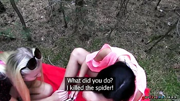 Kitten se despe, lambe a buceta e fode ao ar livre