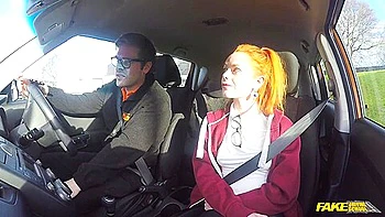 Ryan Ryder disfruta de una follada dura y una mamada profunda en el coche