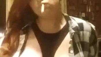 Rothaarige Amateurin raucht ihre Titten voll