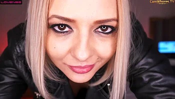 Heiße Schlampe strippt solo vor der Webcam