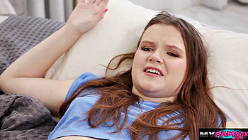 Моя шлюшка сводная кузина позволяет жрать и трахать её лысую киску