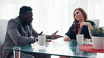 Coquine rousse remplie de grosse queue noire