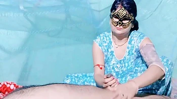 Desi Stiefmutter Freundin massiert Schwanz und fickt Doggy