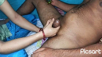 Indischer Handjob: schönes Mädchen glücklich gefickt