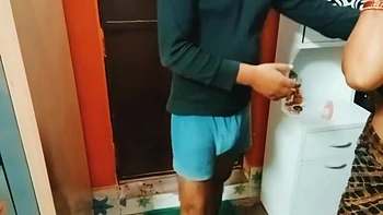 Красотка-бхабхи из Индии делает жаркий минет