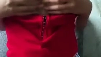 Estudante 18+ tira a roupa para o professor e é pega na hora