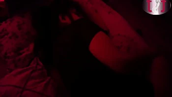 Indienne sexy secoue son gros cul en solo avec jouets