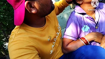 Bhabhi sexy suce un jeune mec en plein air