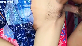 Polla india amateur con polla en coño peludo