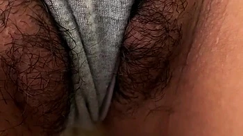 Indische behaarte Fotze spritzt Sperma überall