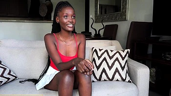 Amatrice noire à grosses tétés chevauche grosse queue noire