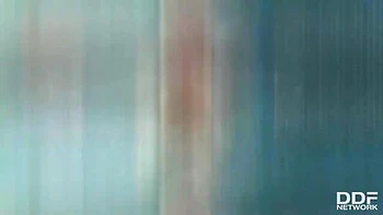 Muñeca rubia adolescente tatuada juega al aire libre