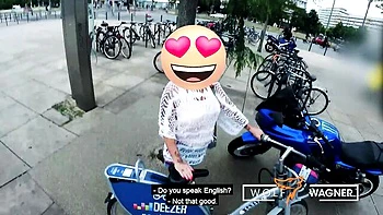 Пышная мама Адриен Кисс трахает в POV на улице в Германии