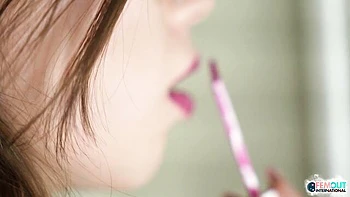 Trans-Schlampe masturbiert solo mit Dildo und Plug