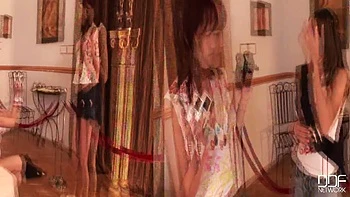 Ados en chaleur s’excitent lesbiennes avec jouets et lingerie