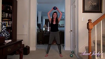 Isabella fickt sich beim Yoga