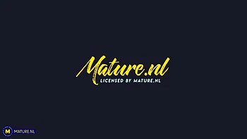 Mãe britânica princesa masturba sua buceta raspada e goza