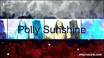 Polly Sunshine morena abre a bunda para um pau preto enorme