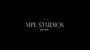 Dünne Teen Lana spielt süß solo mit ihrer Fotze