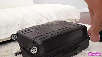 Jay abre de par en par la pequeña coño de Clara