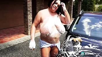 Natascha Romanova zeigt ihre geilen großen Brüste und Arsch beim Strip