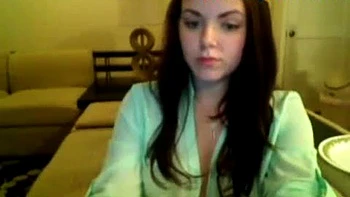 Jolie blonde exhibe ses gros seins en webcam