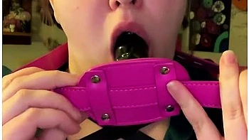 Брюнетка BBW тренируется с четырьмя огромными дилдо