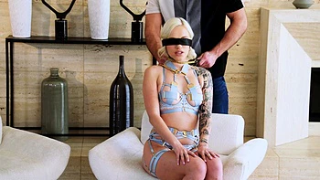 Alex la blonde dominée dans un DP hardcore à trois