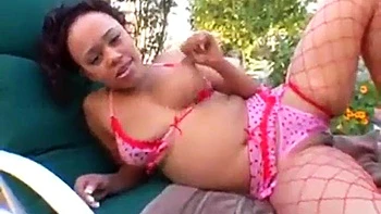 Morena negra chupa polla y se folla en doggy y vaquera