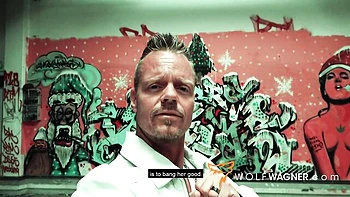 Priscilla suja com peitos grandes e pau fodendo ao ar livre