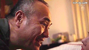 Geile asiatische Ehefrau wird vor Hochzeit von Nachbar und Freund gefickt