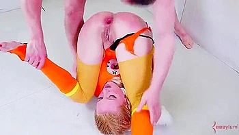Blonde dominiert mit hartem Anal-Piledriver