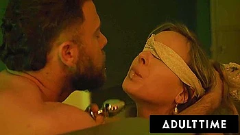 Пышная Анна Клэр насмехается над копом, пока её ебут в зад