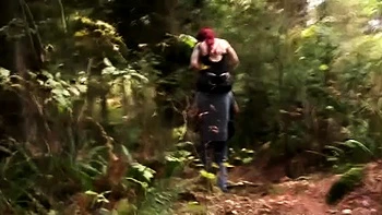 Леди Леннокс ебет худую с большими ягодицами на улице