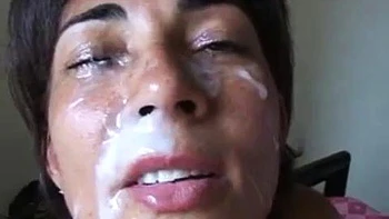 Бразильская MILF трахнута в любительском стиле: догги и наездница