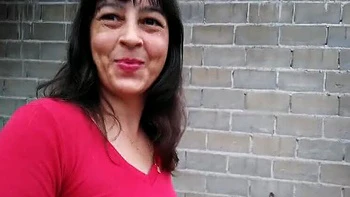 Esposa brasileña enseña su coño peludo sin bragas en la calle