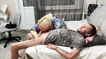 Belle-mère MILF suce en profondeur et avale la came