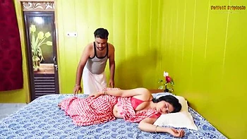 Pareja desi caliente folla en dormitorio, mamada amateur y cunnilingus