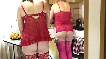MILF madura y adolescente virgen lesbianas besándose en la cocina