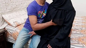 Деси парень тайно ебет мусульманку в гостинице с минетом и кончой внутрь