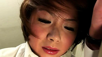 Sexy japanische Chefin lutscht ihr Spielzeug in Strümpfen