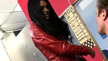 Brünette in Strümpfen wird hart doggystyle gefickt